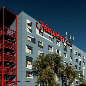 Hampton By Hilton Airport מלון